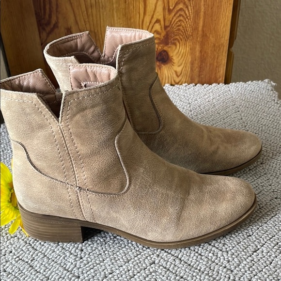 FRYE AND CO. Tan Ankle Booties - Picture 1 of 7